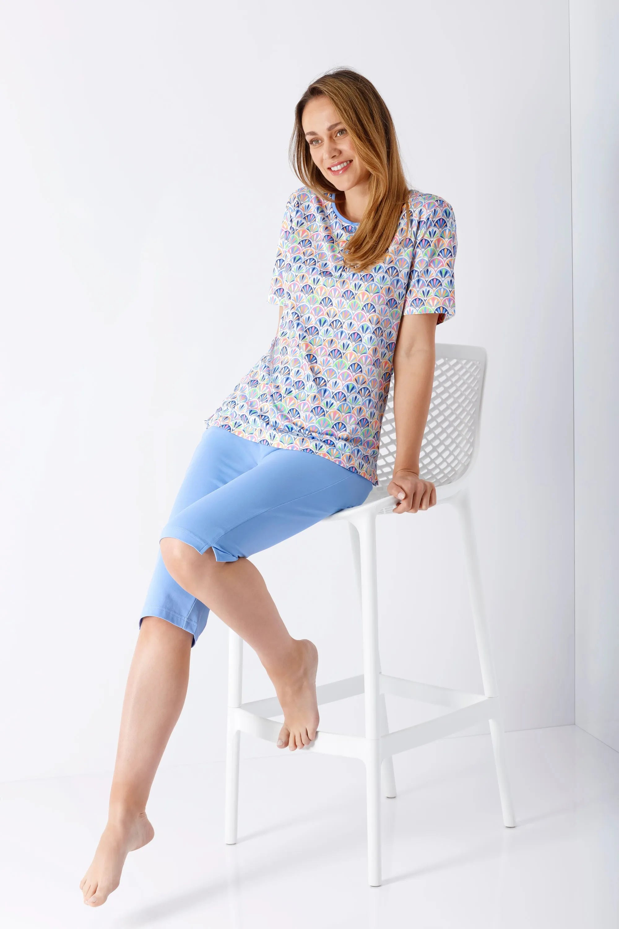 Helleblaue Capri-Hose Klima Komfort Damen Schlafanzug, weicher Stoff, gerollte Saumkanten