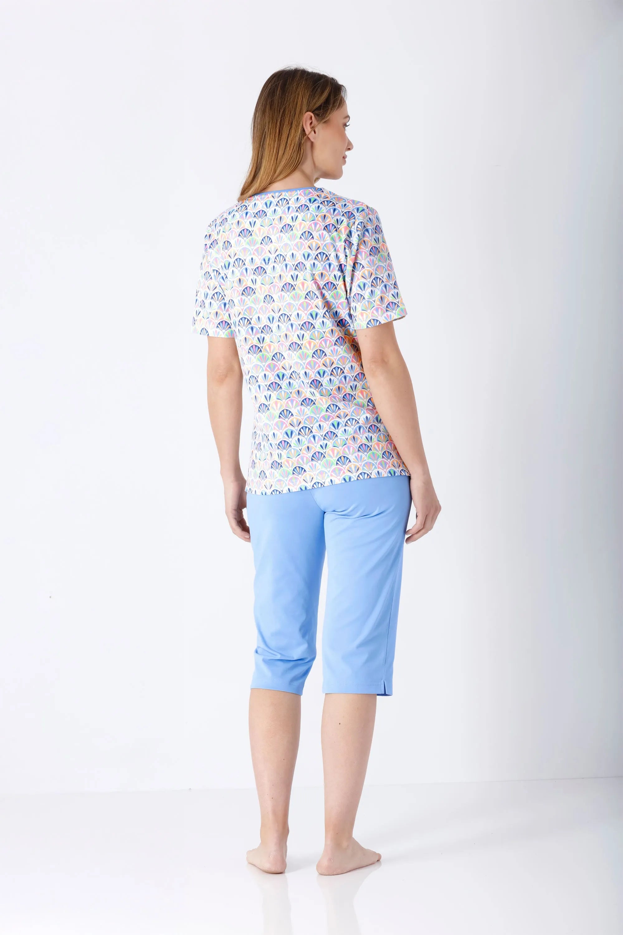 Frau in Damen Schlafanzug Capri Klima Komfort Original mit Muschel-Muster