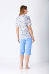 Frau in Damen Schlafanzug Capri Klima Komfort Original mit Muschel-Muster