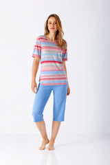 Frau in gestreiftem Damen Schlafanzug Capri Klima-Soft mit Caprihose