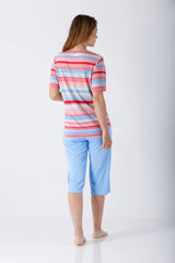 Frau in gestreiftem Damen Schlafanzug Capri Klima-Soft mit Caprihose