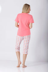 Frau in koralle rosa Top und pastell Karo Capri Schlafanzug aus Premium Cotton