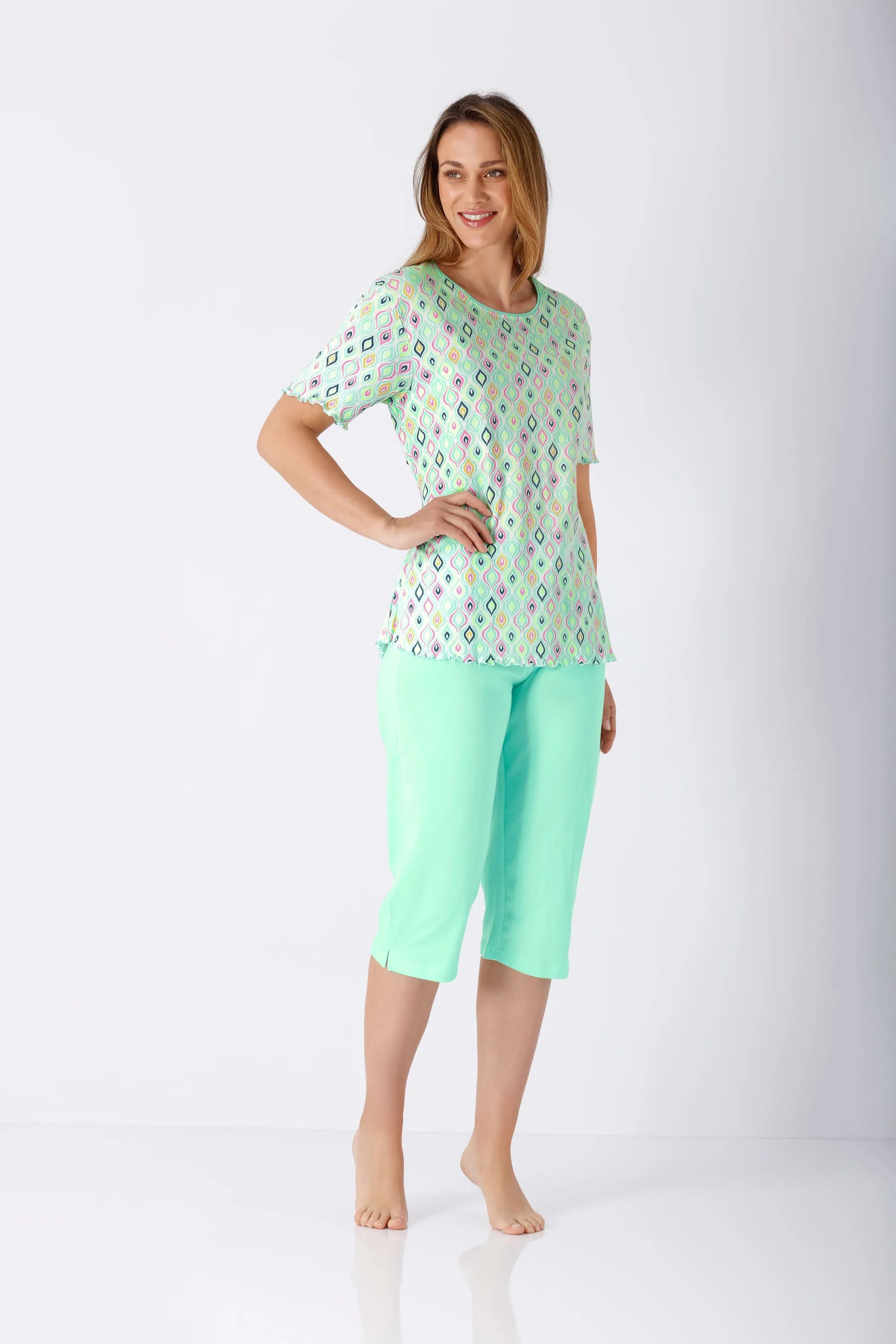 Damen Schlafanzug Capri Premium Cotton in Minzgrün mit Geomettermuster