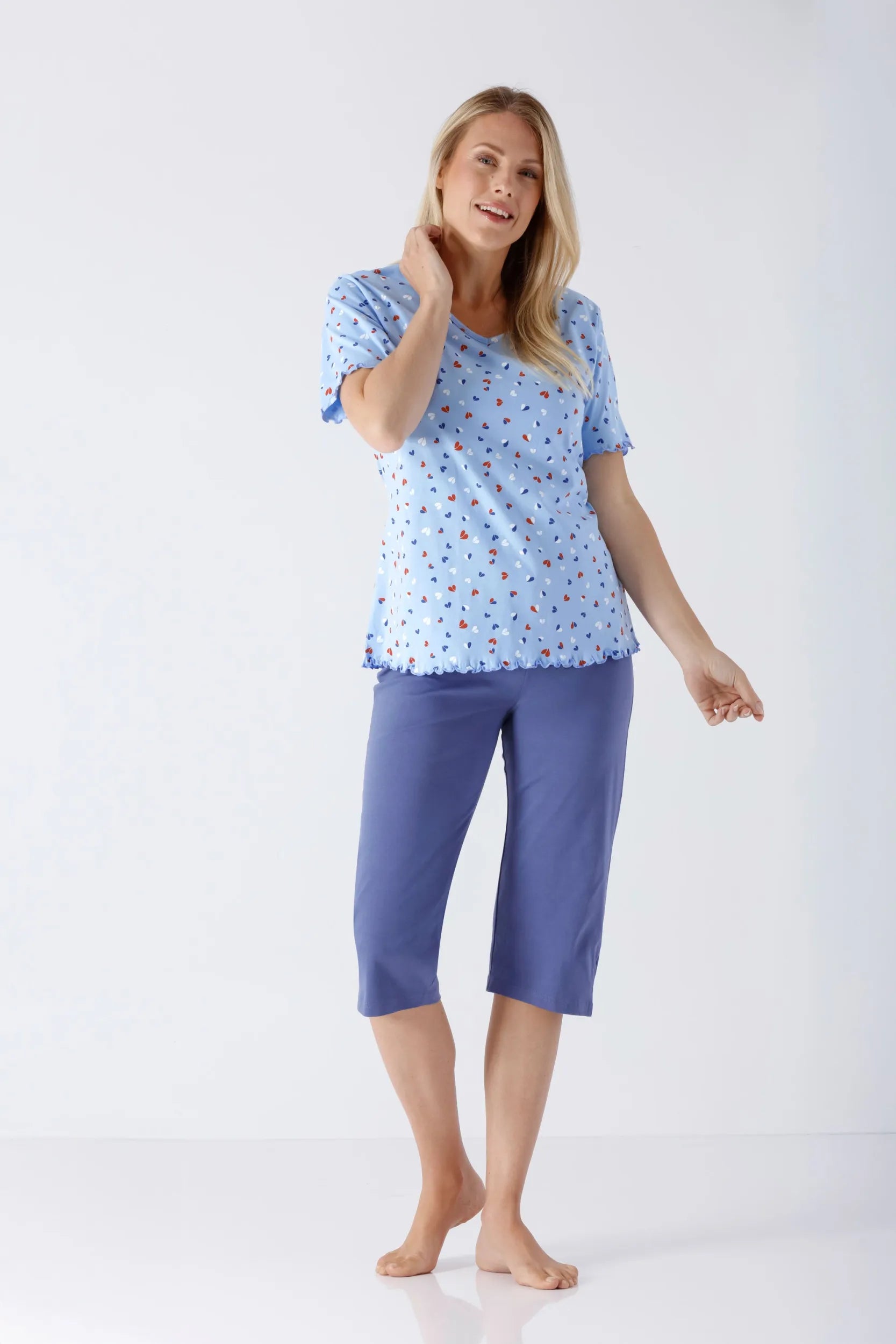 Damen Schlafanzug Capri Premium Cotton: hellblaues Top mit Blumenmuster und Wellensaum