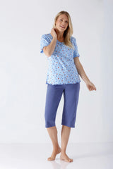 Damen Schlafanzug Capri Premium Cotton: hellblaues Top mit Blumenmuster und Wellensaum