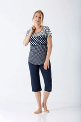 Damen Schlafanzug Capri Premium Cotton: Marineblaue Polka-Dot-Pyjama-Oberteil mit kurzen Ärmeln