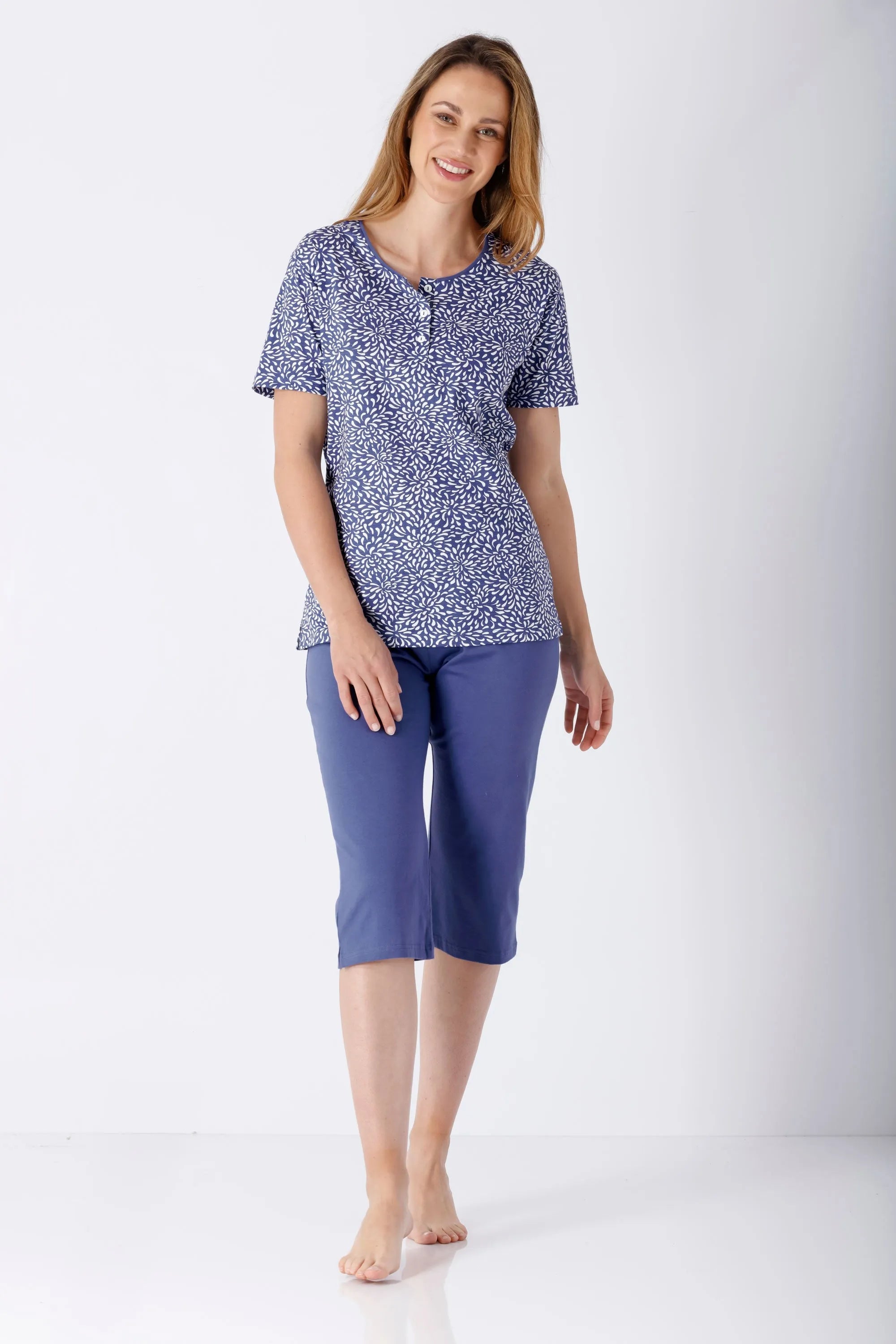 Damen Schlafanzug Capri Premium Cotton: blaus gemusterte Kurzarmbluse mit weißem Blattmuster und Knopfverschluss