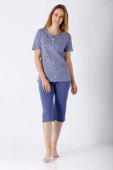 Damen Schlafanzug Capri Premium Cotton: blaus gemusterte Kurzarmbluse mit weißem Blattmuster und Knopfverschluss