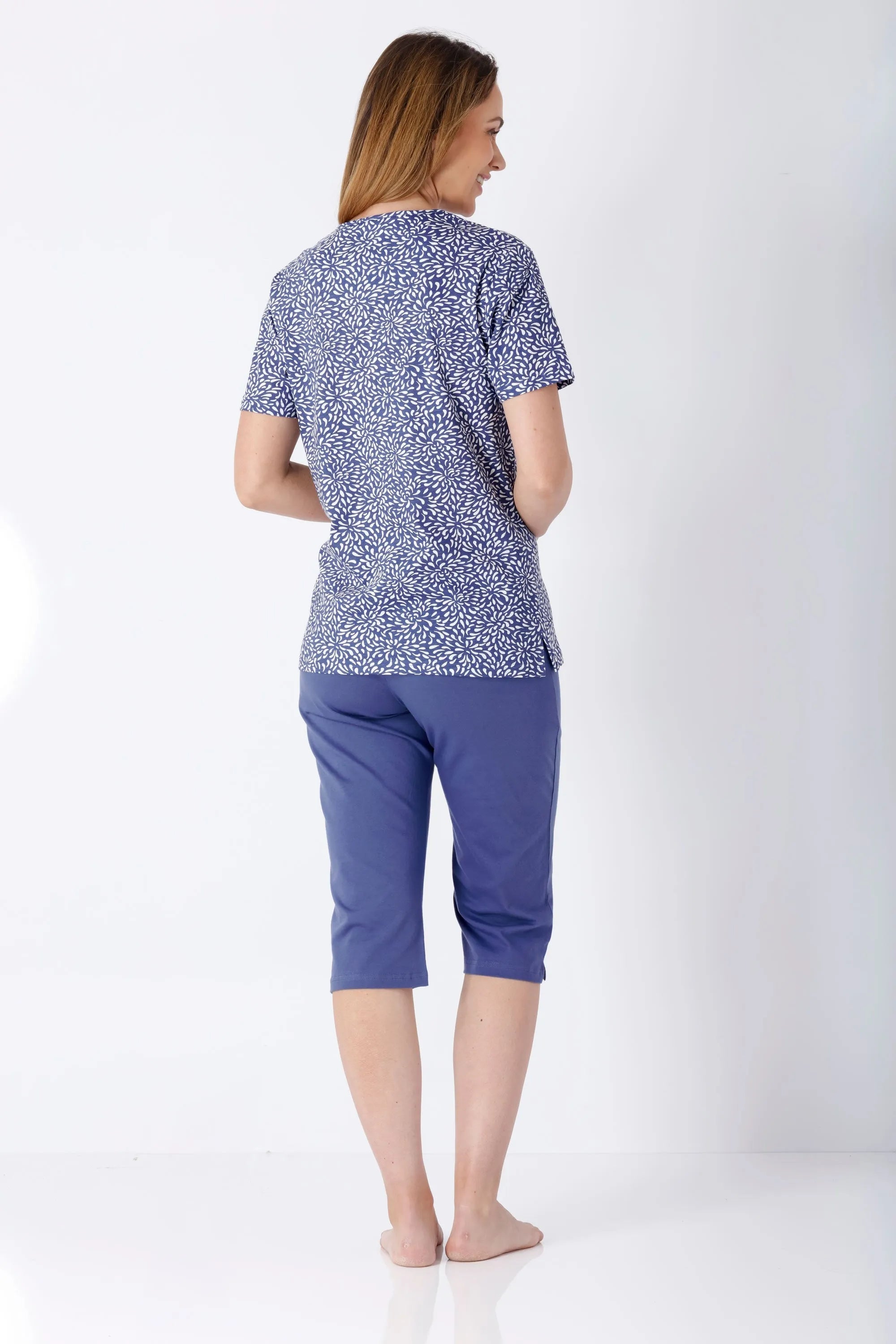 Damen Schlafanzug Capri Premium Cotton: blaus gemusterte Kurzarmbluse mit weißem abstraktem Design