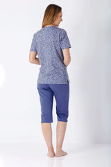 Damen Schlafanzug Capri Premium Cotton: blaus gemusterte Kurzarmbluse mit weißem abstraktem Design