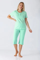 Damen Schlafanzug Capri Premium Cotton in Minzgrün, Oberteil und Caprihose