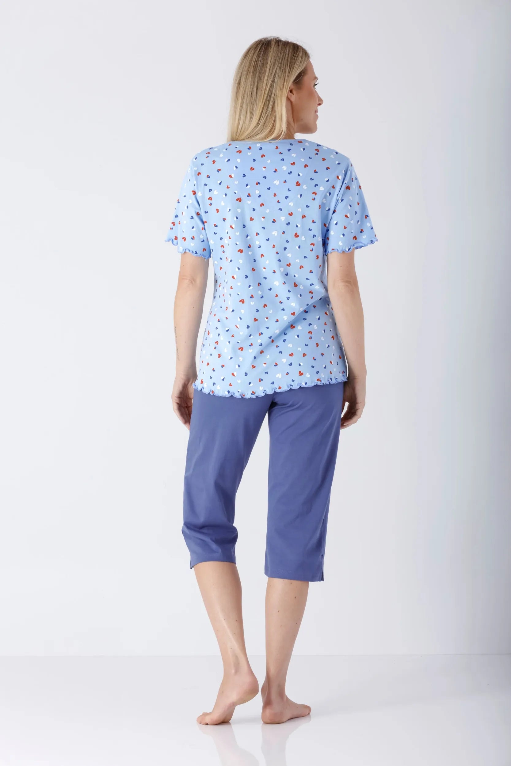 Hellblaue kurzärmelige Damen-Pyjama-Capri-Oberteil mit Blumenmuster und Wellensaum