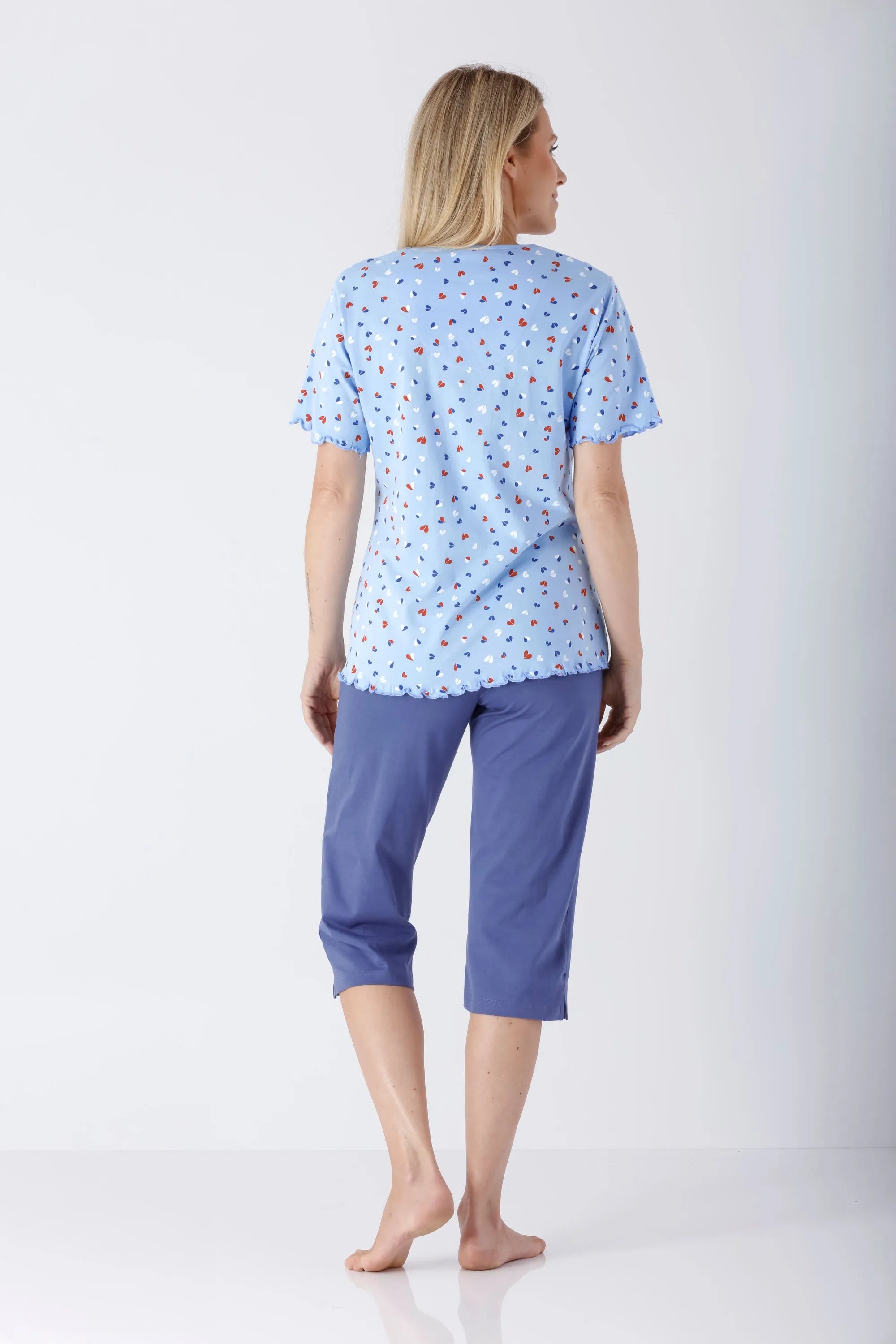 Hellblaue kurzärmelige Damen-Pyjama-Capri-Oberteil mit Blumenmuster und Wellensaum