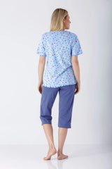 Hellblaue kurzärmelige Damen-Pyjama-Capri-Oberteil mit Blumenmuster und Wellensaum