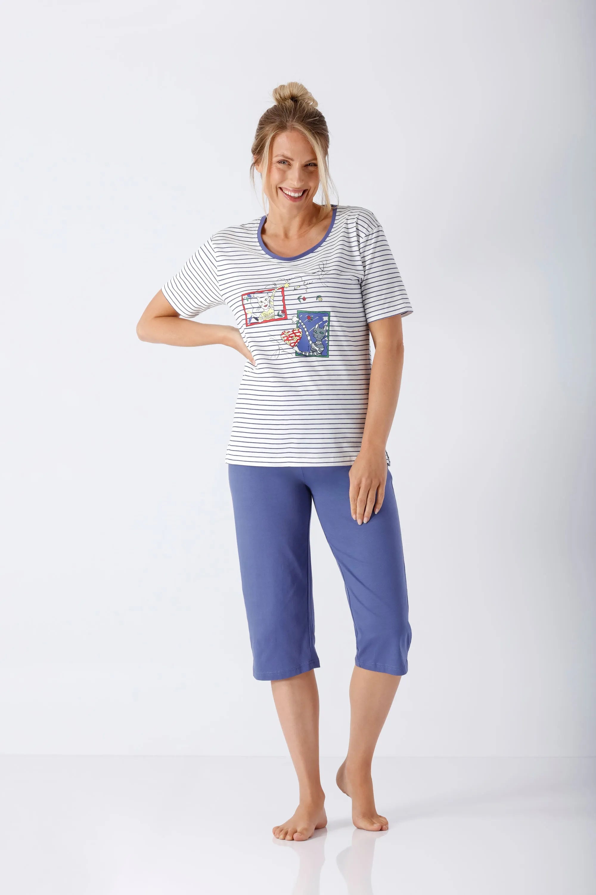 Damen Schlafanzug Capri Premium Cotton: Frau in gestreiftem Top und blauen Caprihosen