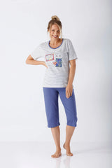 Damen Schlafanzug Capri Premium Cotton: Frau in gestreiftem Top und blauen Caprihosen