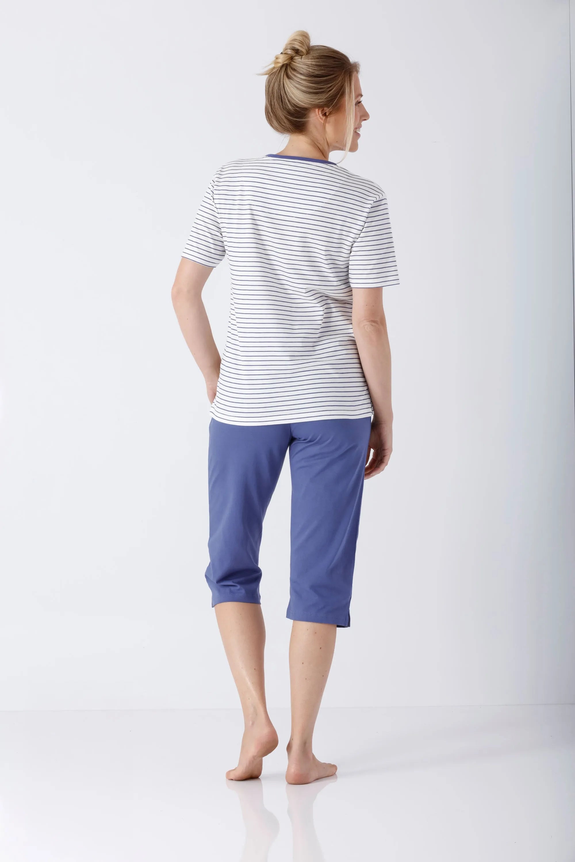 Frau in weiß-blau gestreiftem Damen Schlafanzug Capri Premium Cotton