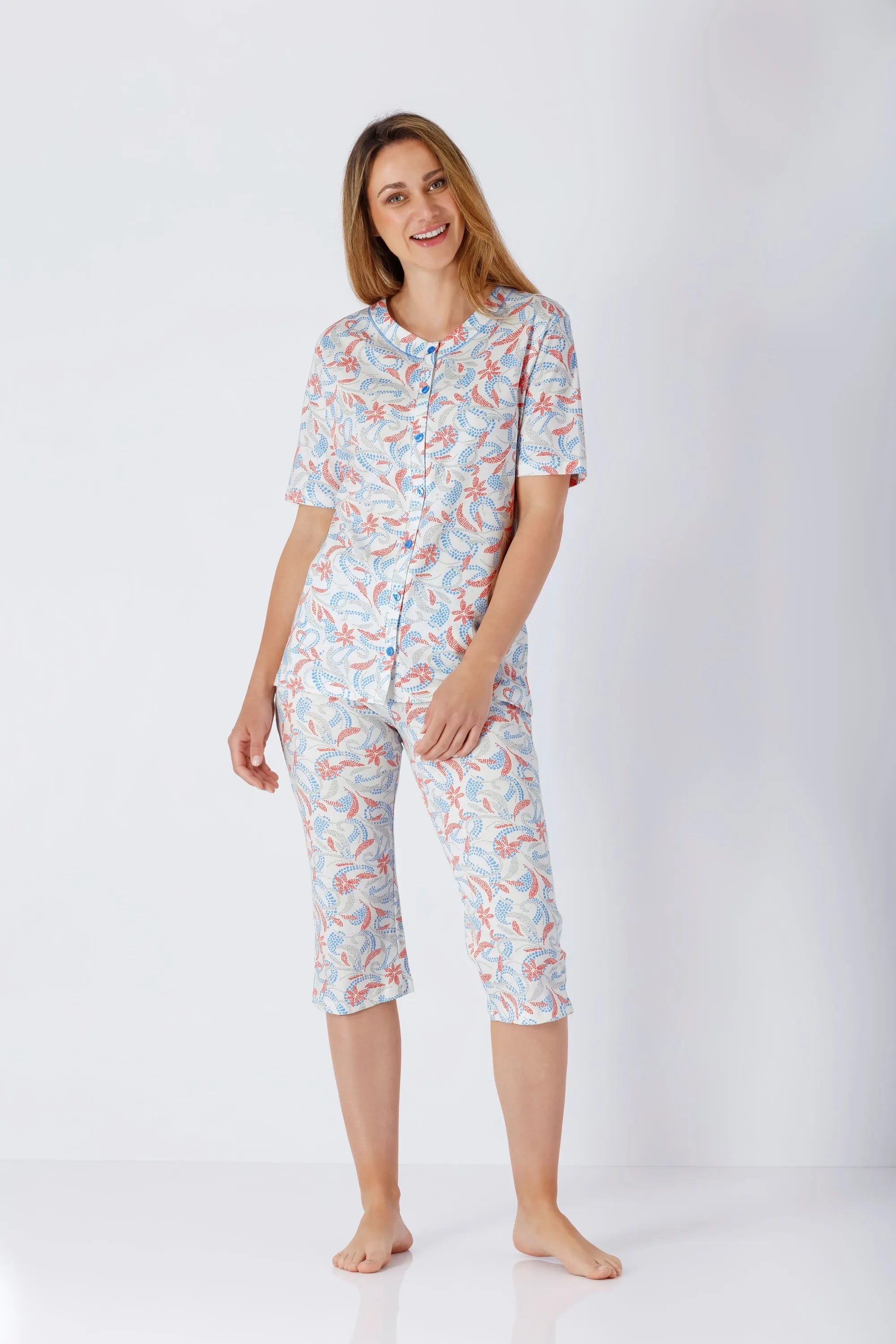 Damen Schlafanzug Capri Premium Cotton in hellblau-rosa Blumenmuster, Vorderansicht