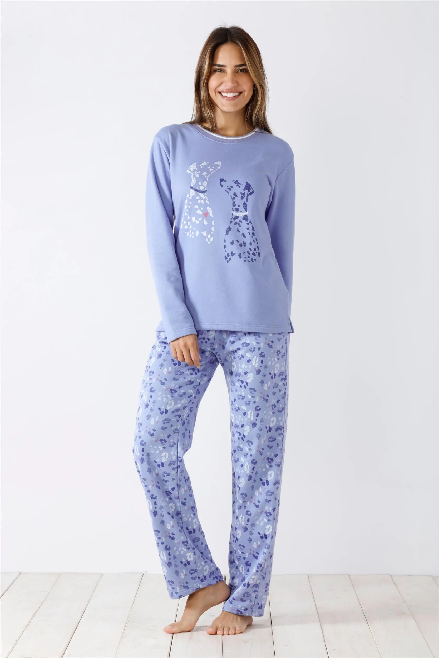 Langärmeliges blaues Damen-Pyjama-Set mit Oberteil mit Hundedruck und Hose mit Blumendruck.