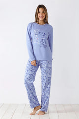 Langärmeliges blaues Damen-Pyjama-Set mit Oberteil mit Hundedruck und Hose mit Blumendruck.