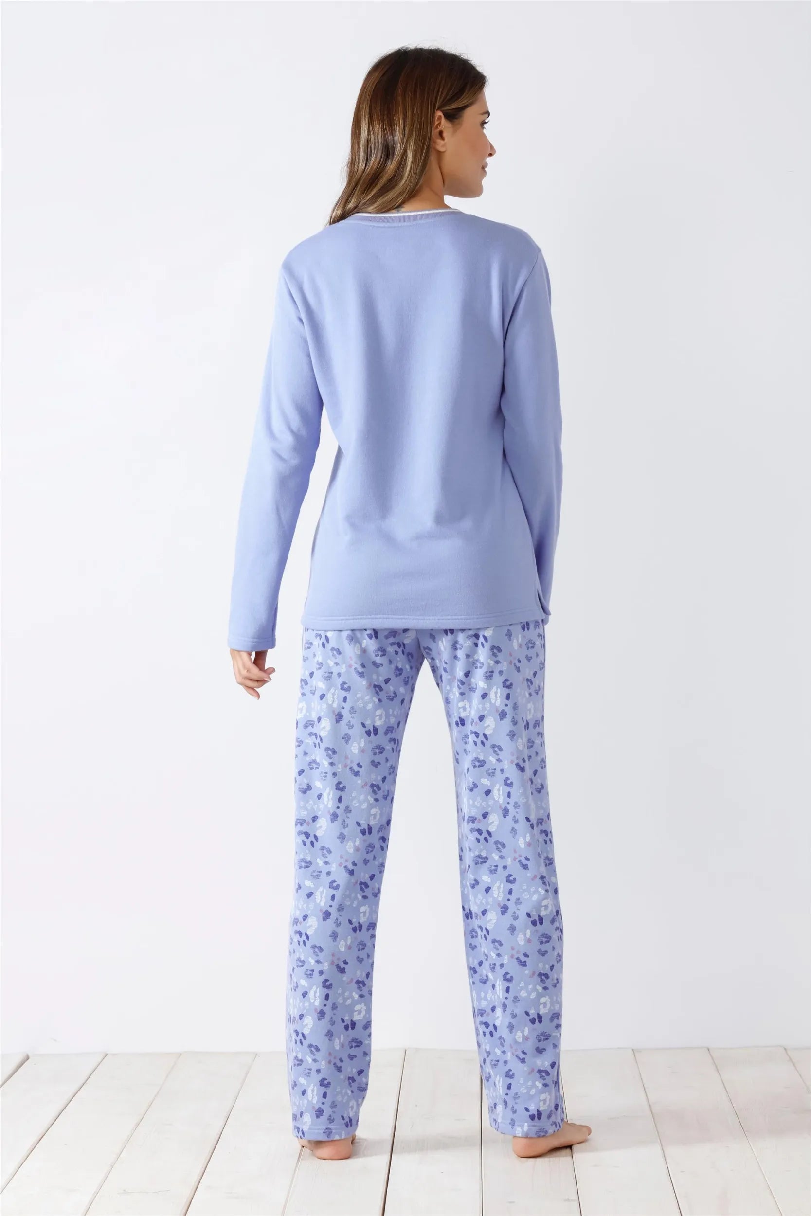 Blaues langärmeliges Damen-Pyjama-Oberteil und Pyjama-Hose mit Blumendruck.