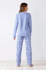 Blaues langärmeliges Damen-Pyjama-Oberteil und Pyjama-Hose mit Blumendruck.