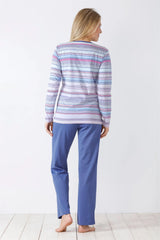 Gestreiftes langärmeliges Damen-Pyjama-Oberteil und blaue Pyjama-Hose.
