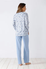 Weiß und blau gemustertes langärmeliges Damen-Pyjama-Oberteil und hellblaue Pyjamahose.