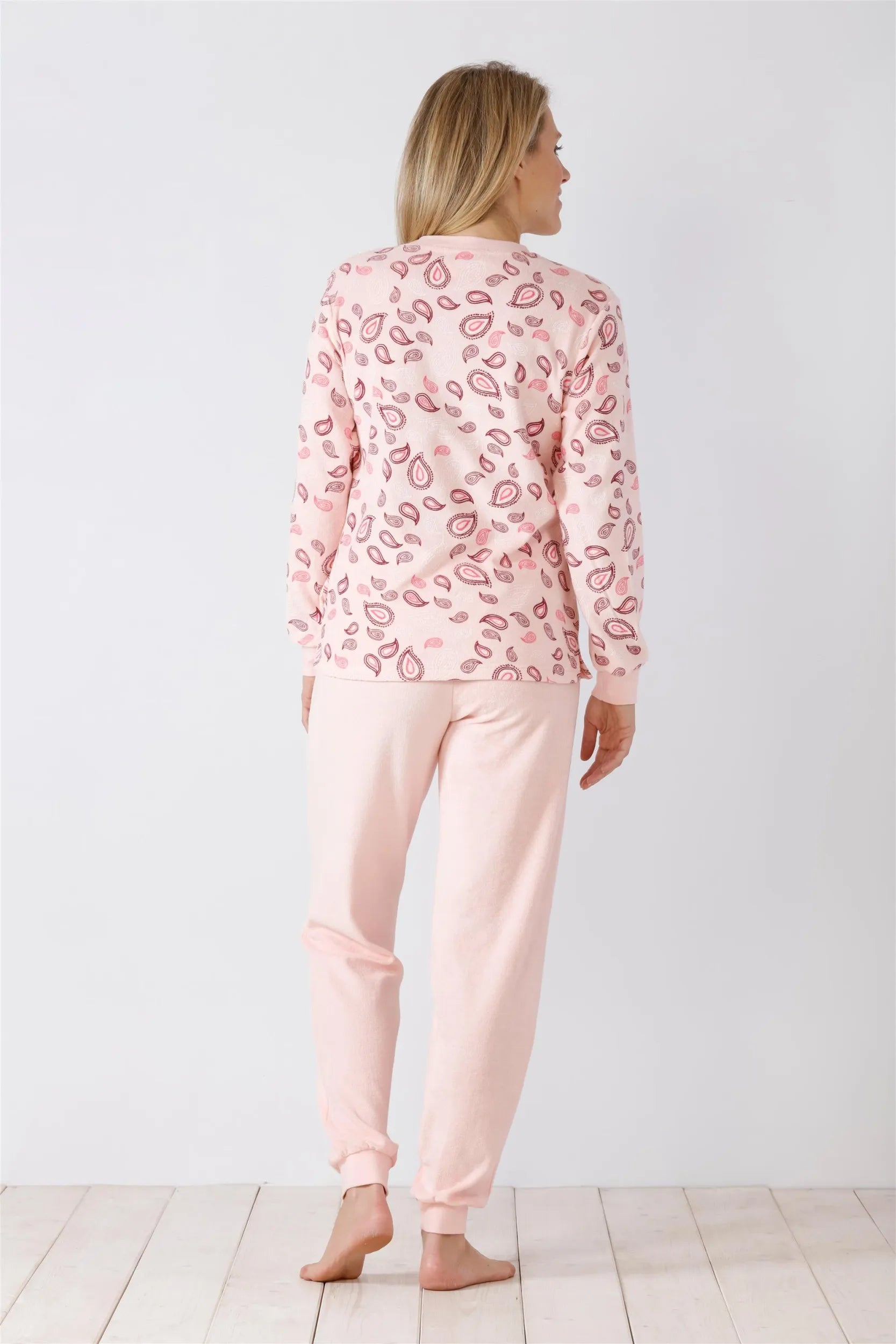 Hellrosa langärmeliger Schlafanzug für Damen mit dunkelrosa Paisleymuster.