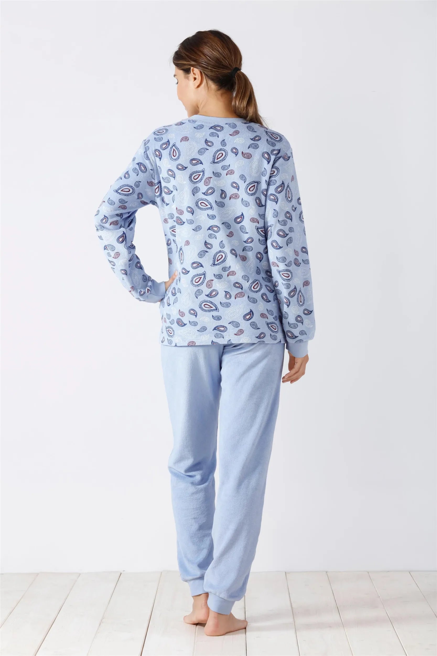 Hellblaues langärmeliges Pyjama-Set mit Paisleymuster.