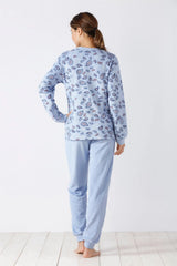 Hellblaues langärmeliges Pyjama-Set mit Paisleymuster.