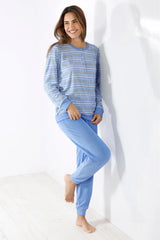 Hellblau-weiß gestreiftes, langärmeliges Pyjama-Set für Damen.