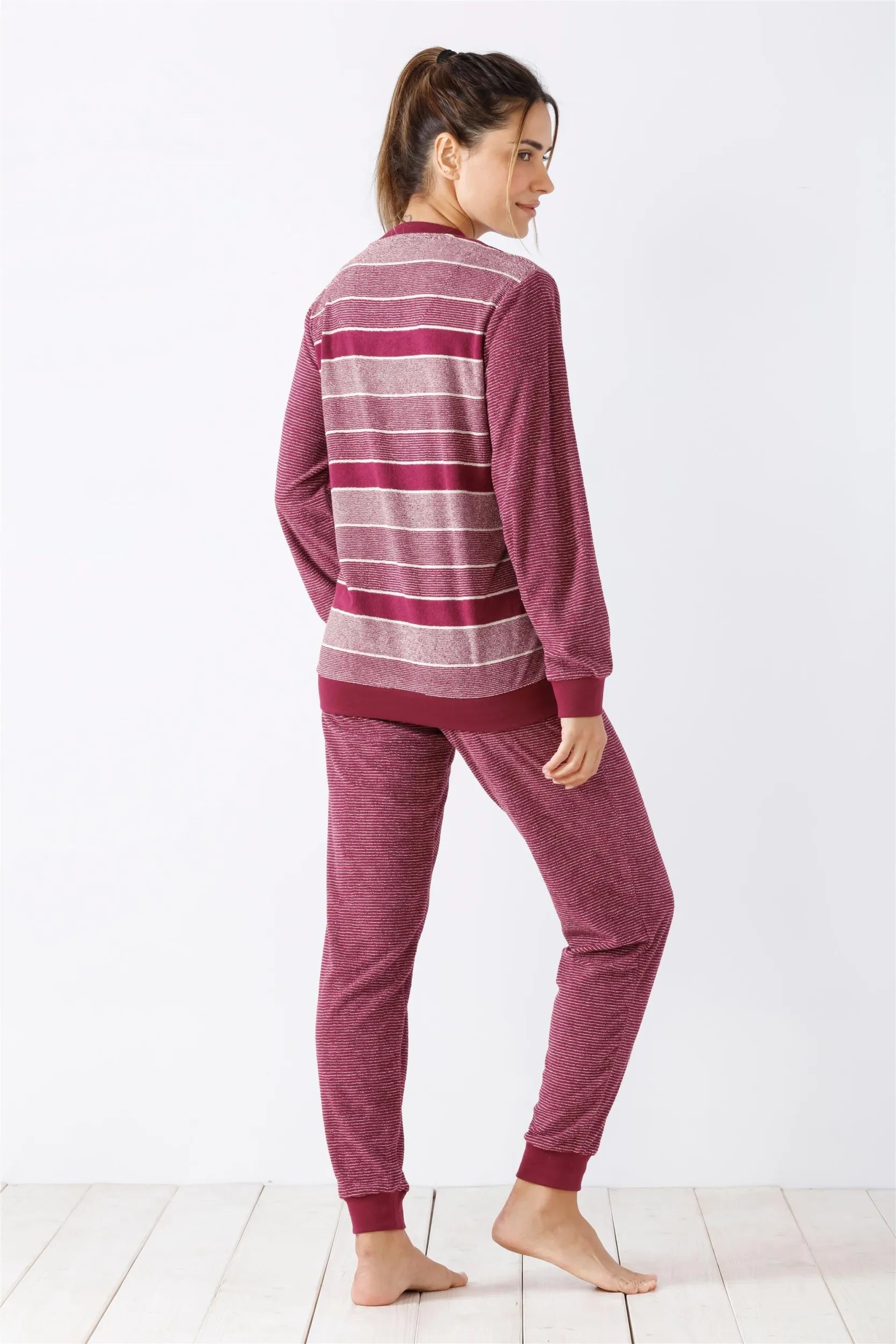 Zweiteiliges burgunderfarben gestreiftes langärmeliges Pyjama-Set für Damen.