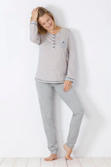 Gestreiftes langärmeliges Damen-Pyjama-Oberteil und einfarbige graue Pyjama-Hose.