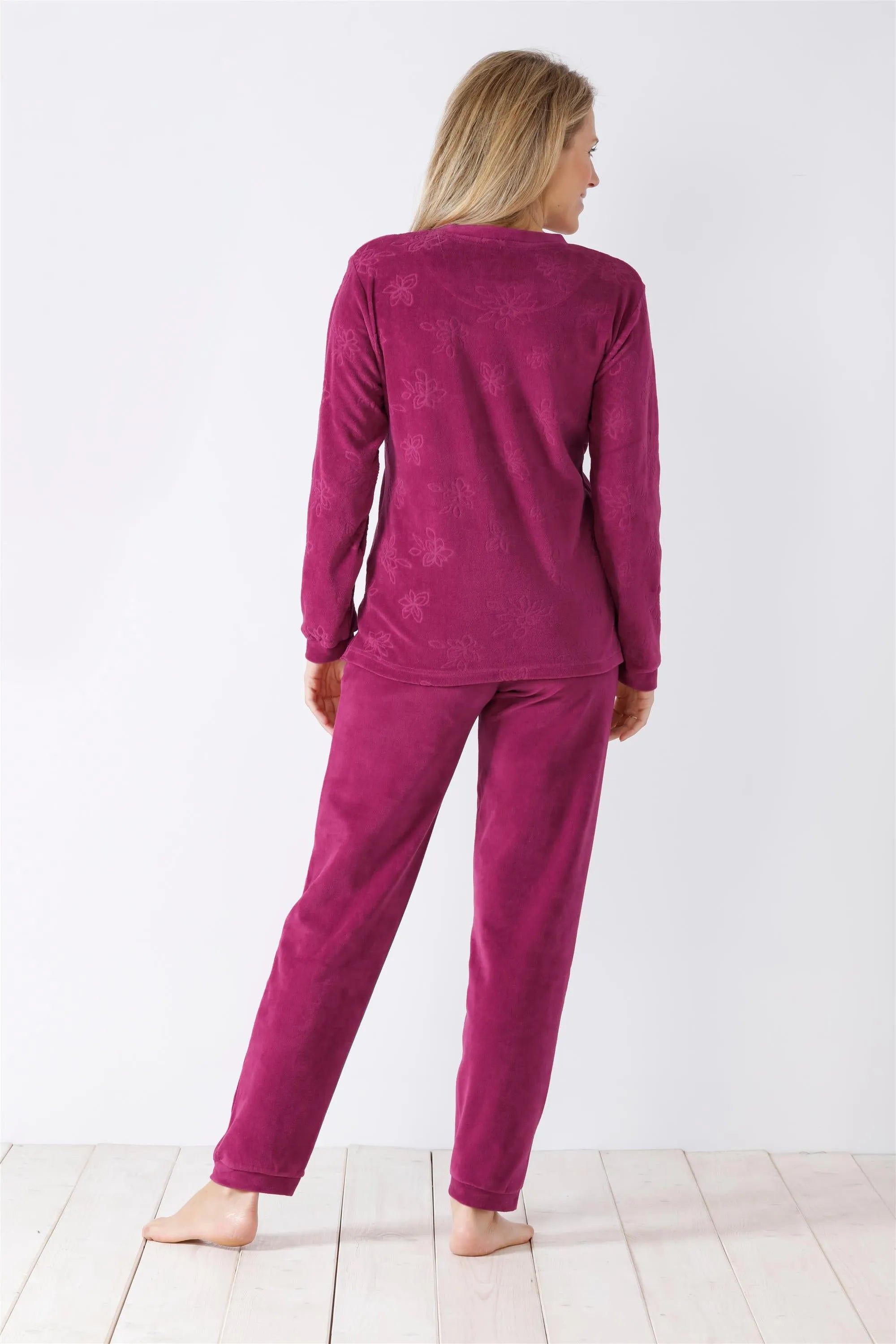 Langärmeliges magentafarbenes Pyjama-Set für Damen.