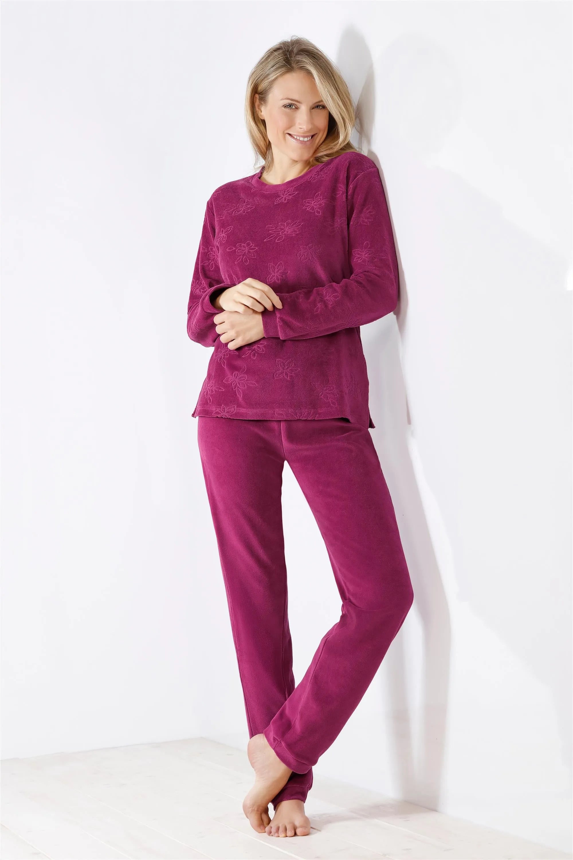 Pyjama-Set aus pflaumenfarbenem Fleece.