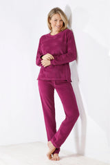 Pyjama-Set aus pflaumenfarbenem Fleece.