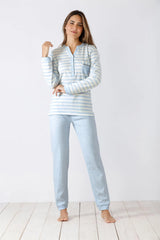 Hellblau-weiß gestreiftes, langärmeliges Pyjama-Set für Damen.