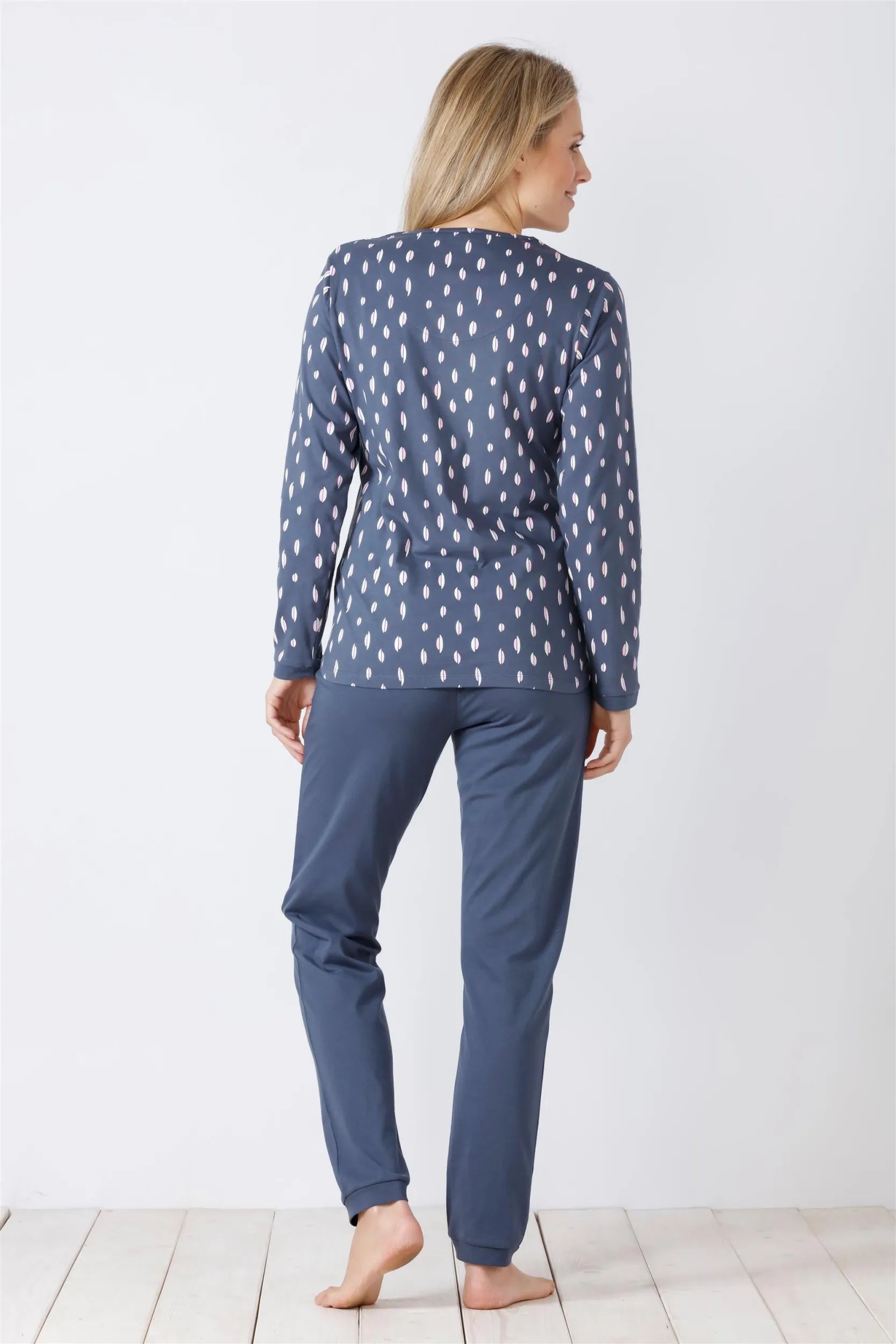 Blaues Pyjama-Set für eine Frau mit weißem Regentropfenmuster auf dem langärmeligen Oberteil.