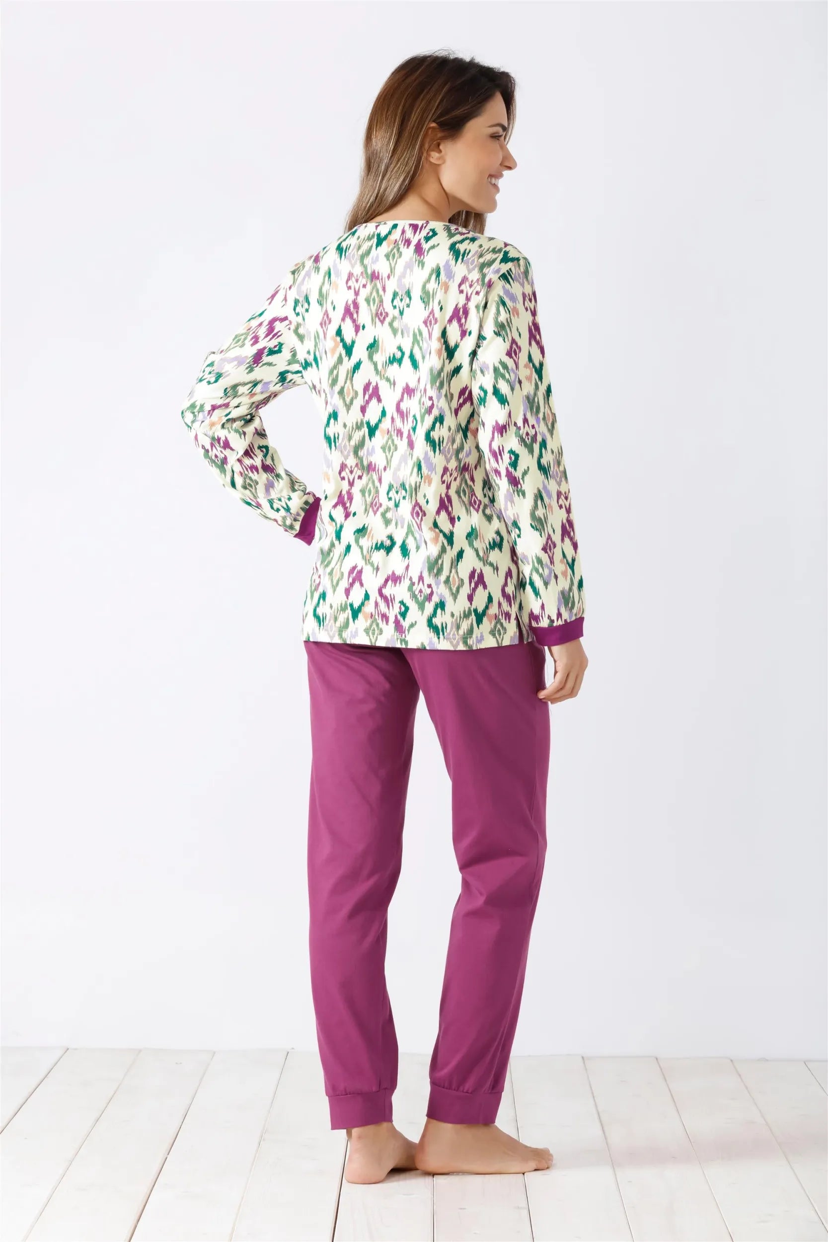 Langärmeliges gemustertes Damen-Pyjama-Oberteil mit einfarbiger magentafarbener Pyjama-Hose.
