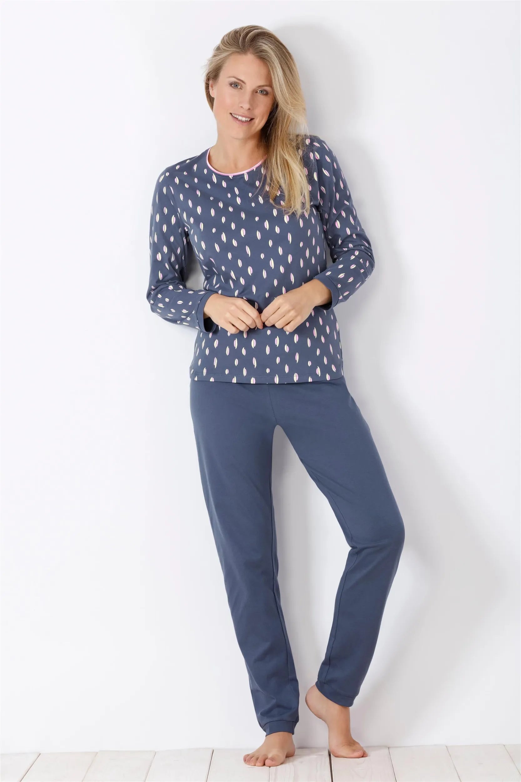 Zweiteiliges blaues Pyjama-Set für Damen mit weißem Regentropfen-Muster auf dem langärmeligen Oberteil.