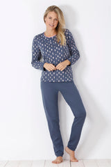 Zweiteiliges blaues Pyjama-Set für Damen mit weißem Regentropfen-Muster auf dem langärmeligen Oberteil.