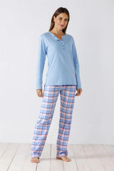 Hellblaues langärmeliges Henley-Shirt mit karierter Pyjamahose.