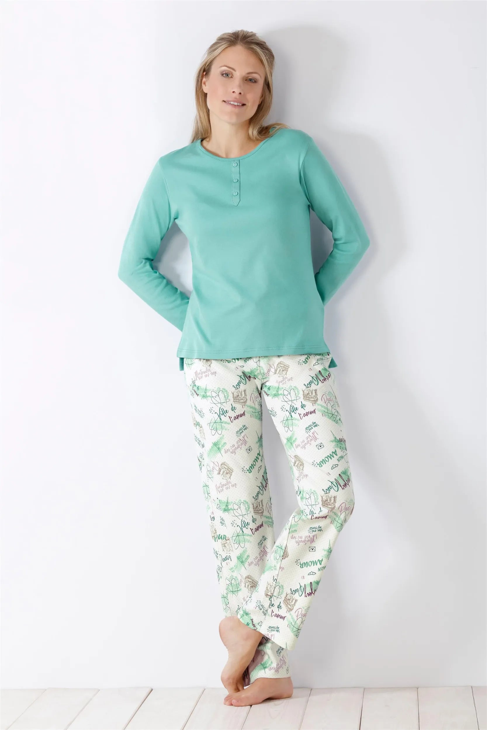 Langärmeliges Pyjama-Oberteil und gemusterte Hose für Frauen in Petrol.