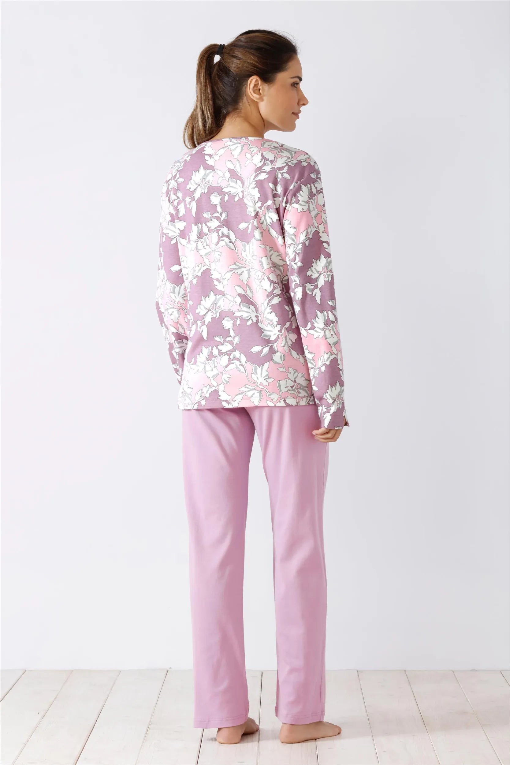 Langärmeliger Schlafanzug mit Blumenmuster und rosa Hose für Damen.