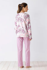 Langärmeliger Schlafanzug mit Blumenmuster und rosa Hose für Damen.