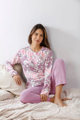 Langärmeliges Pyjama-Set für Damen mit Blumenmuster in Rosa und Lavendel.
