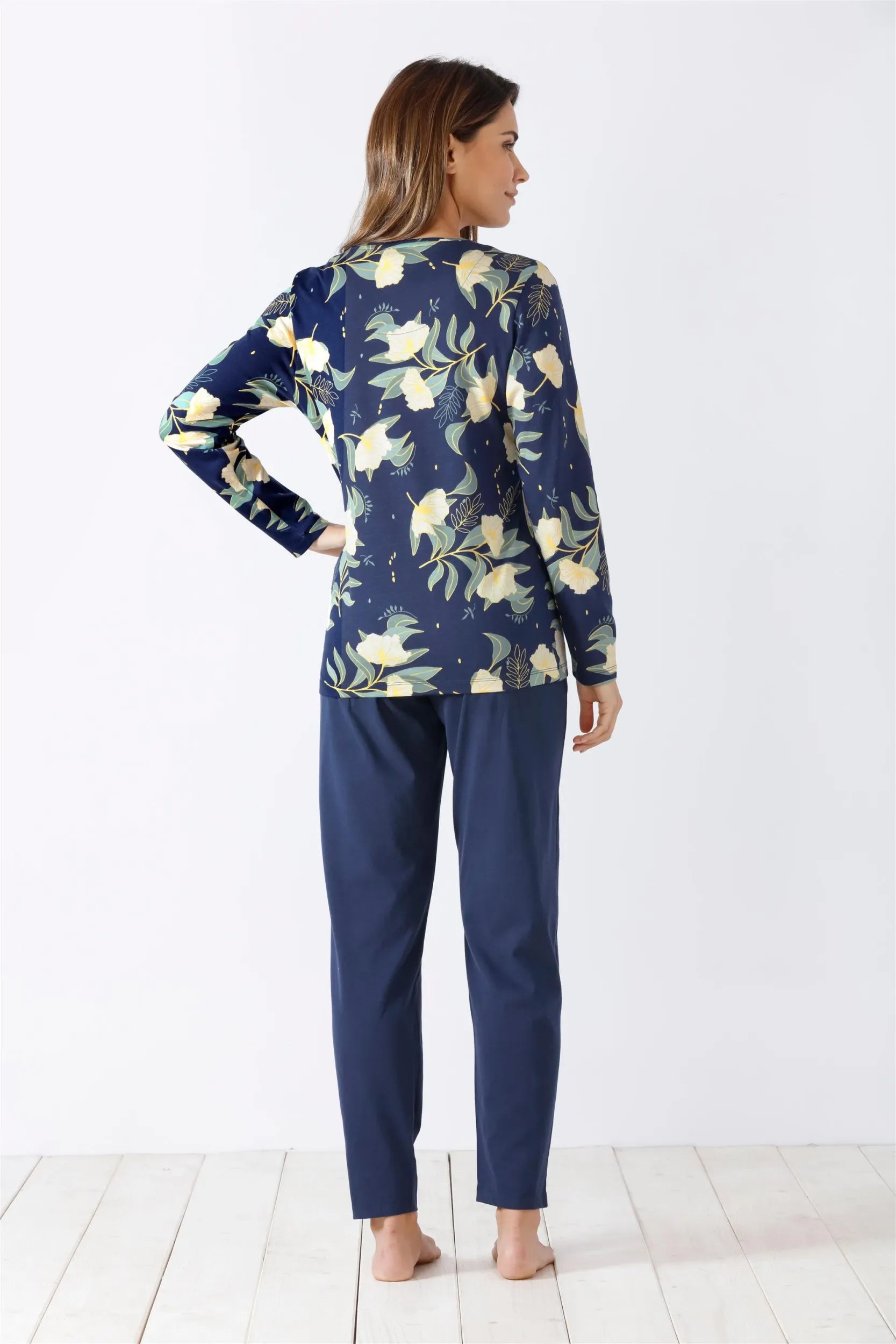 Marineblaues Pyjama-Set für Frauen mit geblümtem Oberteil.