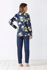Marineblaues Pyjama-Set für Frauen mit geblümtem Oberteil.