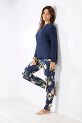 Marinefarbenes langärmeliges Oberteil und Pyjamahose mit Blumenmuster für Damen.